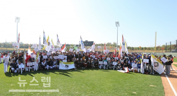 20일 경기도 이천 소재 LG챔피언스파크에서 열린 국내 최대 여자야구 리그 2018 LG컵 한국여자야구대회 개막식에서 여자야구 선수들과 대회 관계자들이 기념 촬영을 하고 있다.