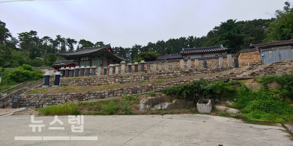 부안향교 전경 / 좌우로 길고 계단식 지형을 보여주고 있다. '음의지형'의 전형적인 모습이다. 임진왜란 때 소실되고 1600년에 새로 건축했다.