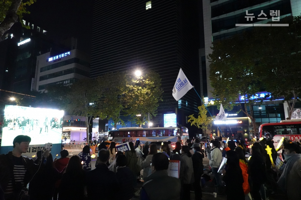 사진 = 서초동 검찰개혁 촛불집회 (2019년 11월 9일) / 삼억드레서 & 삼국연합