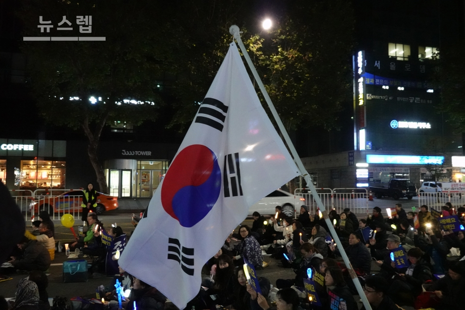 사진 = 서초동 검찰개혁 촛불집회 (2019년 11월 9일) / 태극기