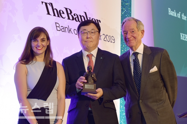 KEB하나은행은 지난 28일(현지 시각) 글로벌 금융전문 매체 더 뱅커(The Banker)지(誌)가 영국 런던 쉐라톤 그랜드 런던 파크 레인 호텔에서 개최한 올해의 은행상(Bank of the Year Awards 2019) 시상식에서 대한민국 최우수 은행상 (Bank of the Year 2019 in Korea)을 수상했다.박찬범 KEB하나은행 런던지점장(사진 가운데)이 시상식에서 킴벌리 롱 더 뱅커(The Banker)지(誌) 아시아편집장(사진 맨 왼쪽 Kimberly Long, Asia Editor), 마이클 버크 BBC 저널리스트(사진 맨 오른쪽Michael Buerk, Broadcast Journalist BBC)와 함께 기념촬영을 하고 있다.