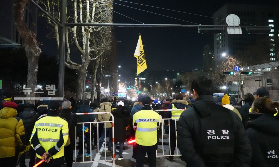 사진 = '검찰개혁' 서초달빛집회 (2020년 1월 4일) / 폴리스라인