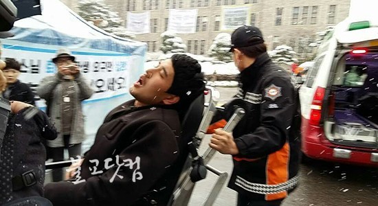 2015년 12월 3일 목숨 건  50일 단식 끝에 병원에 이송되던 김건중 학생.