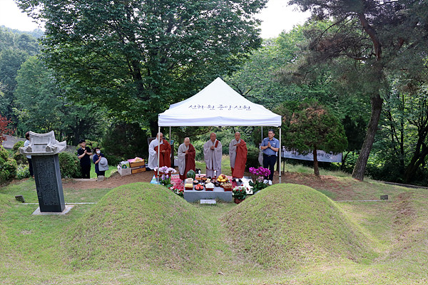 만해 스님 묘소 참배한 재단법인 선학원 임원 스님들이 다례를 올리고 있다.