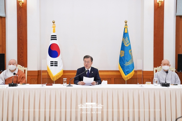 문 대통령은 18일 한국불교 지도자들을 청와대에 초청해 간담회를 가졌다.