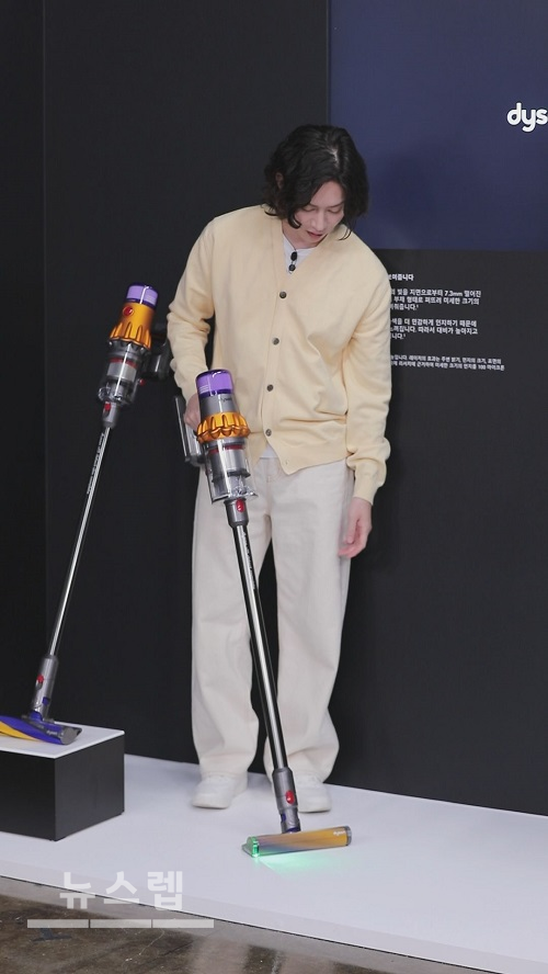 보이지 않던 먼지를 보여주는 레이저가 탑재된 다이슨 V15 디텍트™로 청소하는 김희철의 모습