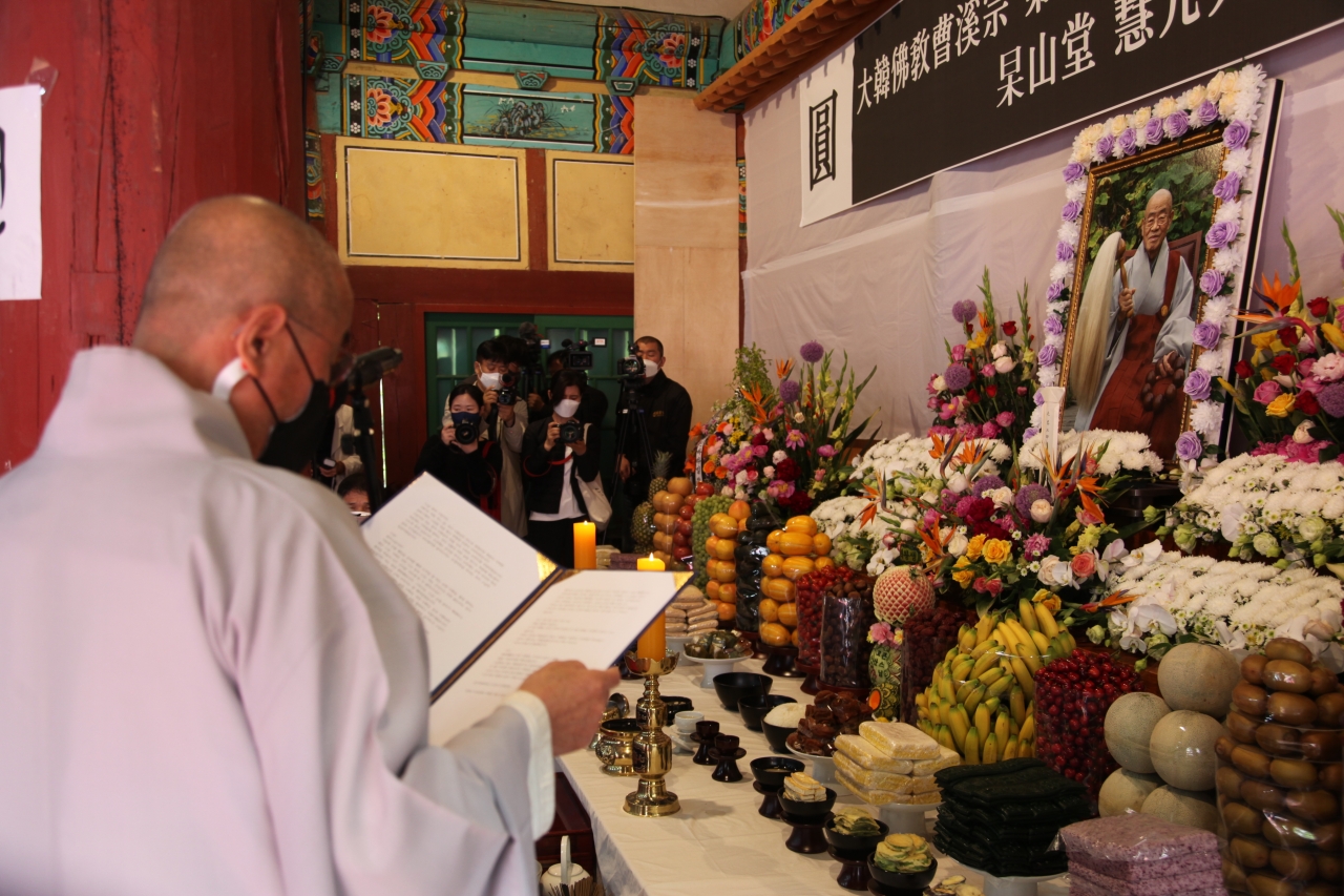 은사 스님에게 올리는 편지는 읽고 있는 영담 스님 ⓒ2021 불교닷컴