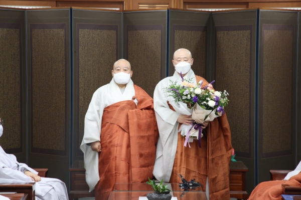 봉은사 주지에 다시 임명된 원명 스님(사진 오른쪽)