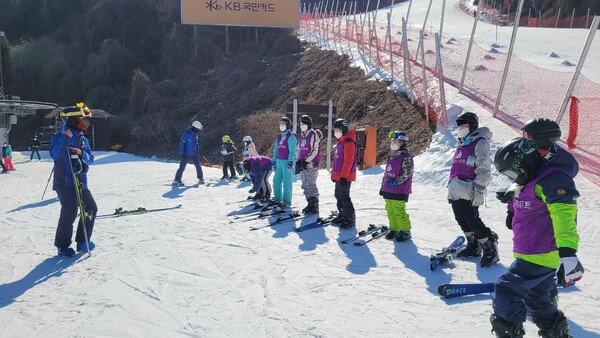 ‘어린이·청소년 인성함양 스키 캠프’에 참석한 대원들이 스키강습을 받고 있다. 사진 제공 한국스카우트 불교연맹.