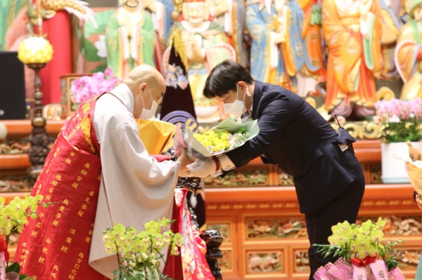 무원 스님이 취임 축하 꽃다발을 받고 있다 (사진=천태종)