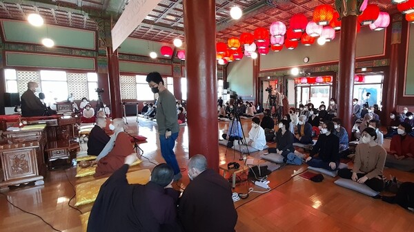 4월 17일 서울 법련사에서 열린 영화 스님 정토법문 모습. 사진 제공 현안 스님.