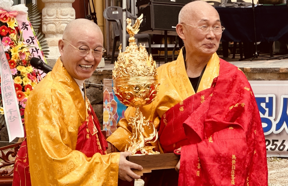 법안 스님은 총무원장 상진 스님(왼쪽)에게 금동대향로를, 상진 스님은 목판다라니를 선물했다