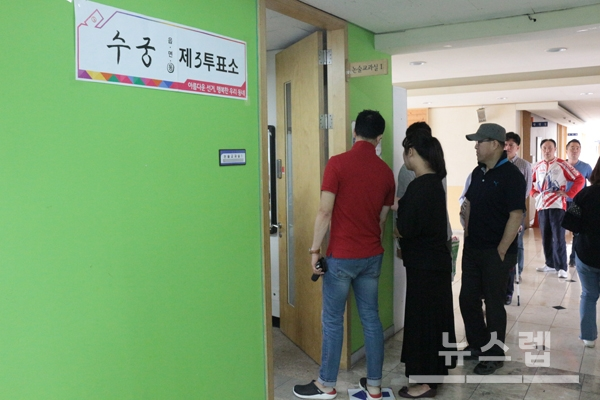 13일 오전 9시 30분, 서울 구로구에 오류고등학교에 마련된 수궁동 제3투표소에 많은 유권자들이 찾았다. (사진=신용수 기자)