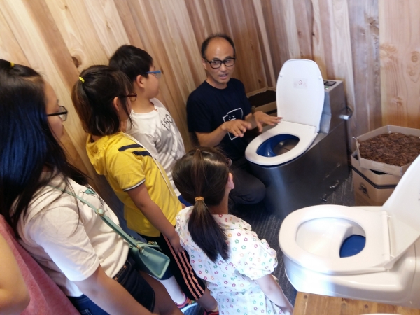 사이언스월든 초기(2016년) 화장실 모델을 체험하는 파빌리언(사월당)을 방문한 어린이들에게 비비화장실을 설명하는 조재원 교수.