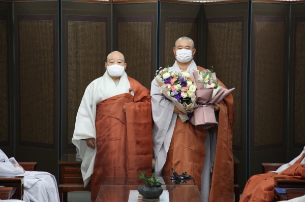 강화 보문사 주지에 임명된 선조 스님(사진 오른쪽)
