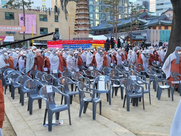 황희 장관 사과 영상에 반발해 200여명의 스님들이 행사장을 떠났다. 일부 스님들이 떠난 자리.