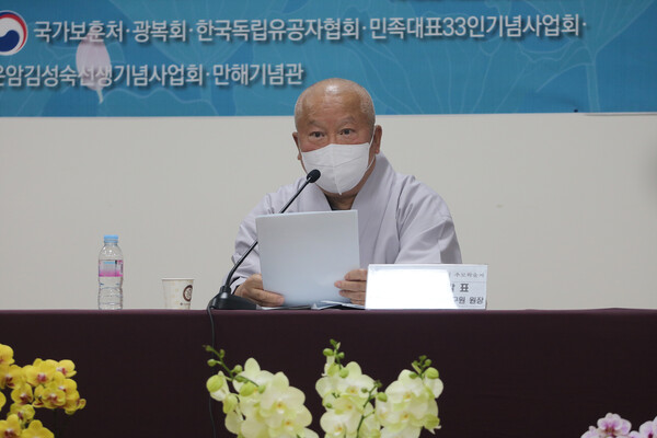 한국불교선리연구원 원장 법진 스님이 주제발표를 하고 있다.