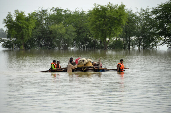 (자파라바드 AP=연합뉴스) 28일(현지시간) 파키스탄 남서부 발루치스탄주 자파라바드에서 이재민들이 가재도구를 뗏목에 싣고 홍수 지역을 빠져나가고 있다. 파키스탄 당국은 6월 중순 이후 시작된 이번 우기 동안 홍수와 관련해 1000명 이상 숨지고 3300만 명이 넘은 이재민이 발생했다고 밝혔다. 2022.8.29. leekm@yna.co.kr